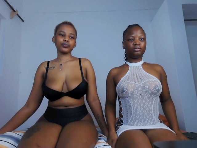 Queenbees live cam on BongaCams