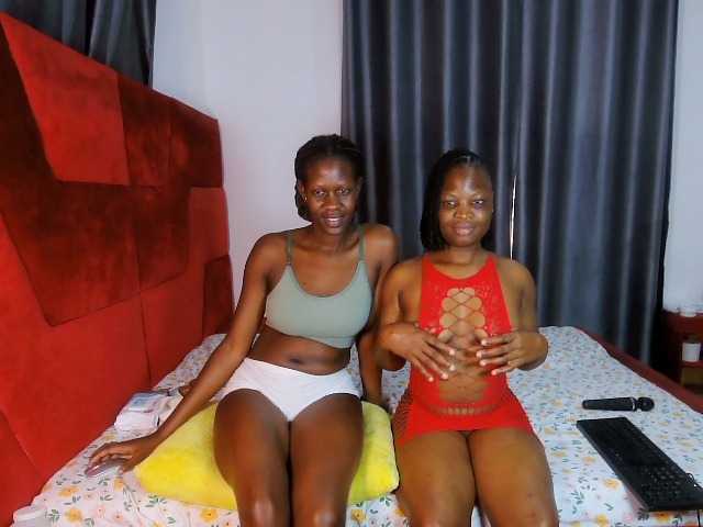 Queenbees live cam on BongaCams