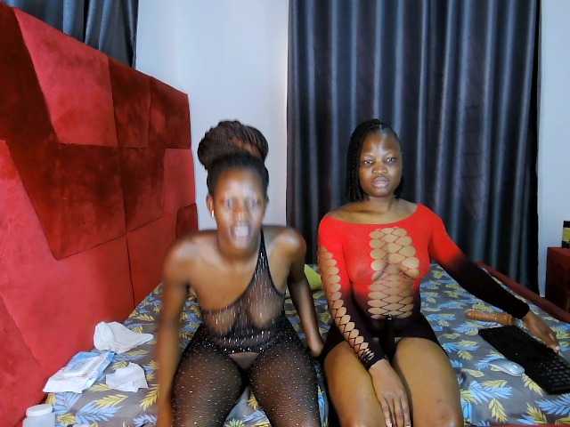 Queenbees live cam on BongaCams
