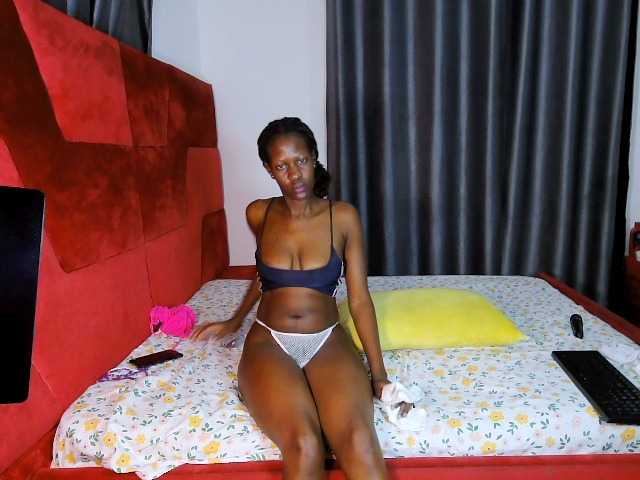 Queenbees live cam on BongaCams