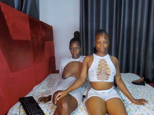 Queenbees live cam on BongaCams