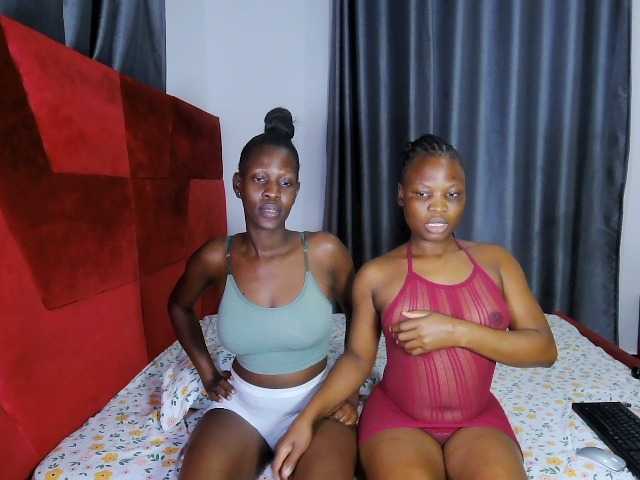 Queenbees live cam on BongaCams