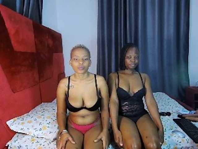 Queenbees live cam on BongaCams