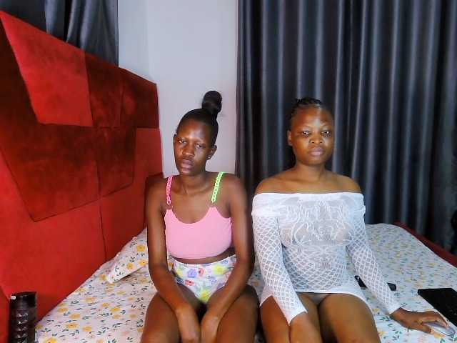 Queenbees live cam on BongaCams