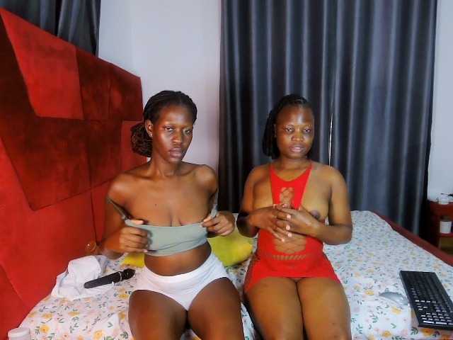 Queenbees live cam on BongaCams