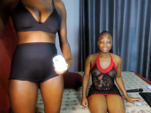Queenbees live cam on BongaCams