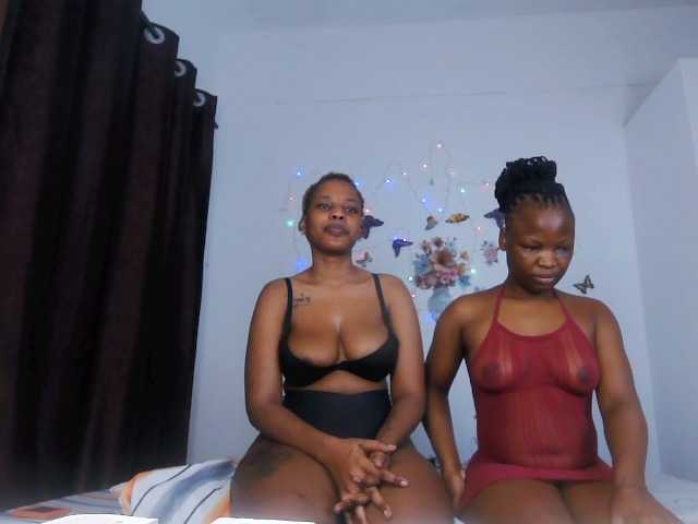 Queenbees live cam on BongaCams