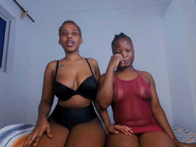 Queenbees live cam on BongaCams