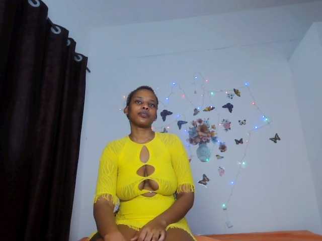 Queenbees live cam on BongaCams