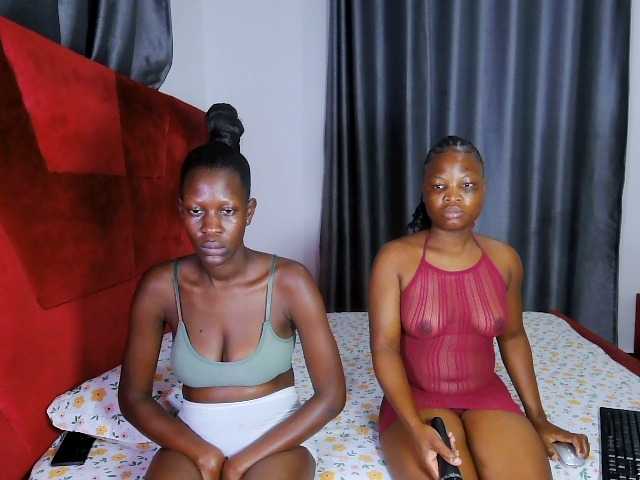 Queenbees live cam on BongaCams