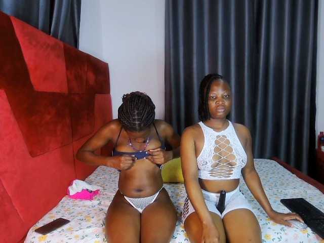 Queenbees live cam on BongaCams