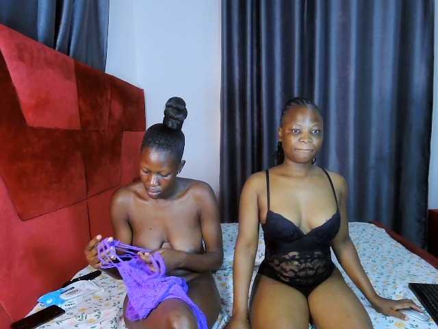 Queenbees live cam on BongaCams