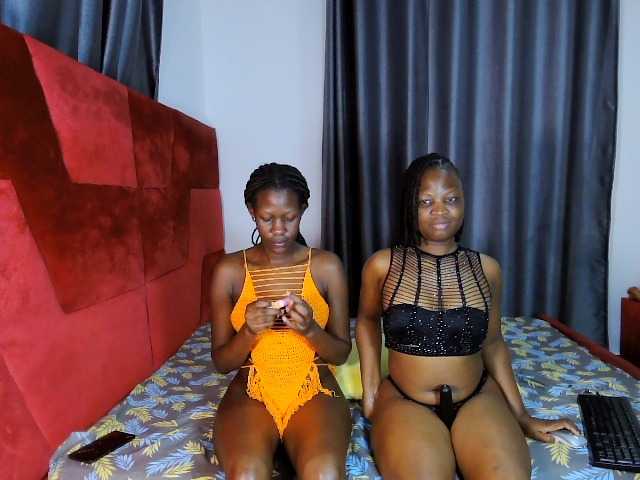 Queenbees live cam on BongaCams