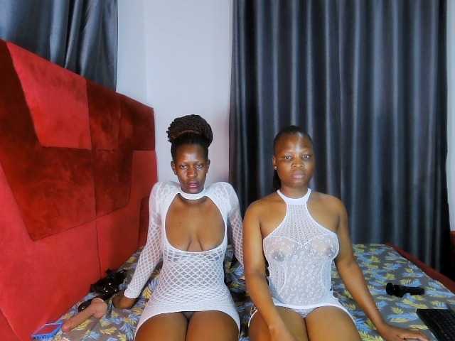 Queenbees live cam on BongaCams