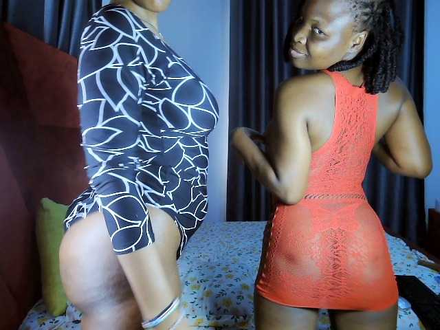 Queenbees live cam on BongaCams