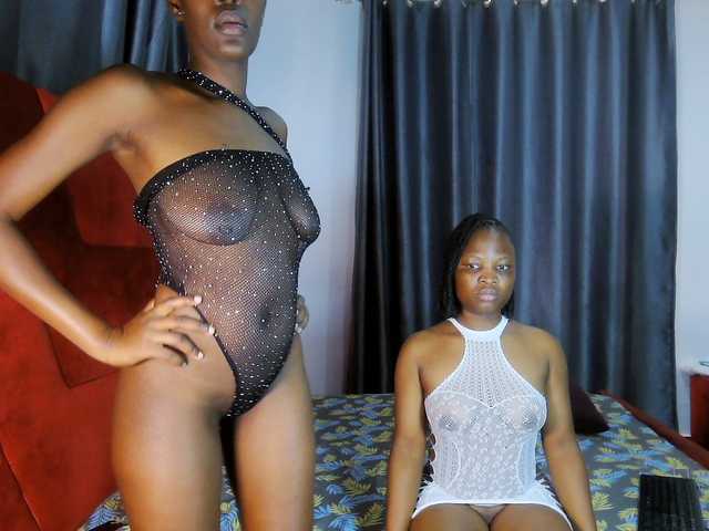 Queenbees live cam on BongaCams