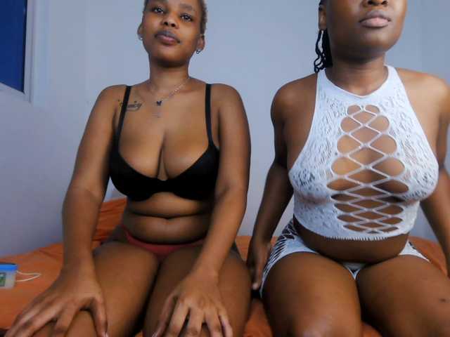 Queenbees live cam on BongaCams