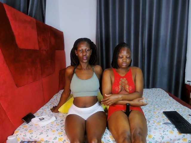 Queenbees live cam on BongaCams