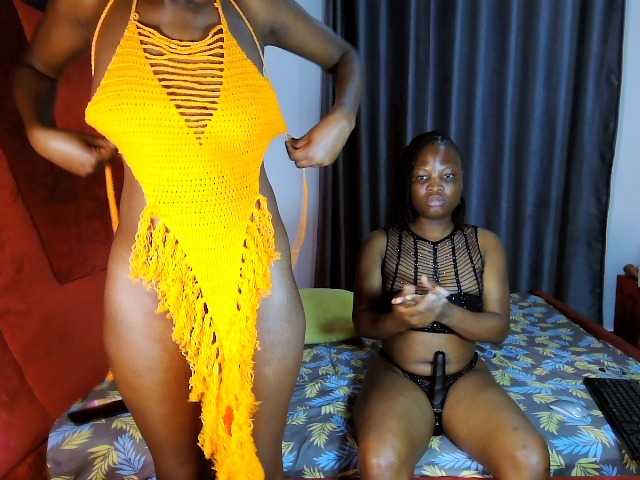 Queenbees live cam on BongaCams