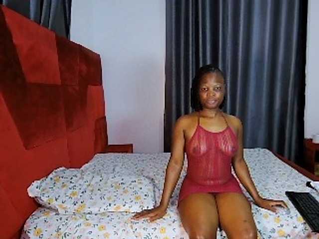Queenbees live cam on BongaCams