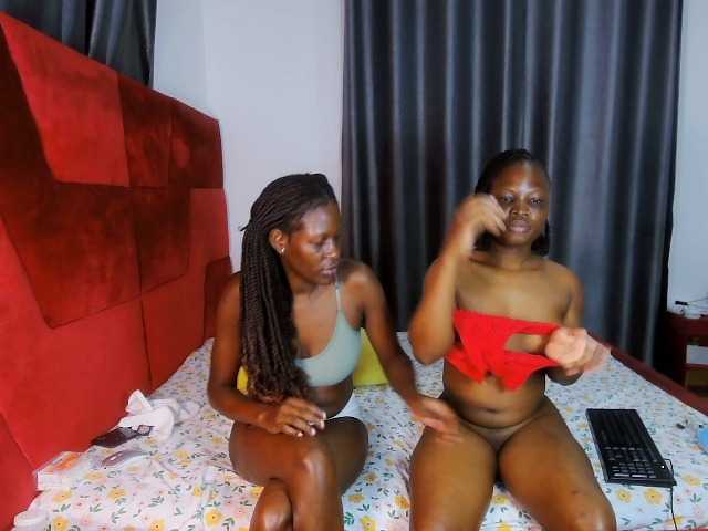 Queenbees live cam on BongaCams