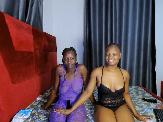 Queenbees live cam on BongaCams