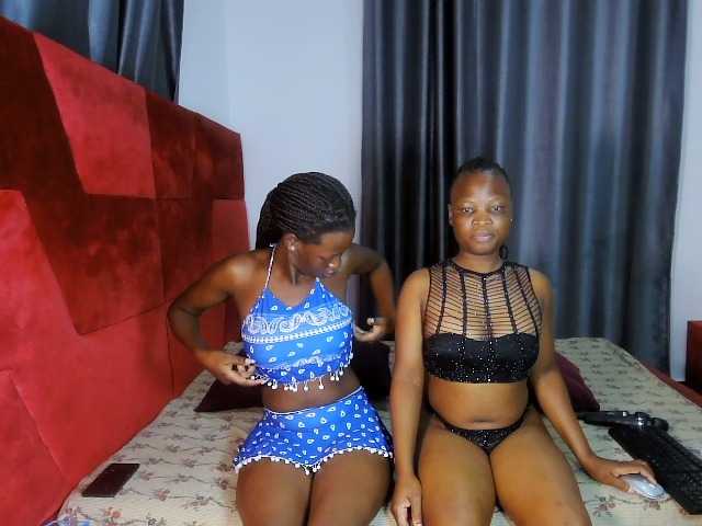 Queenbees live cam on BongaCams