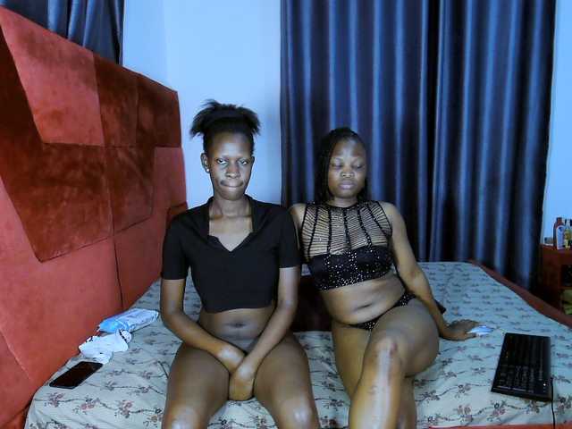Queenbees live webcam show