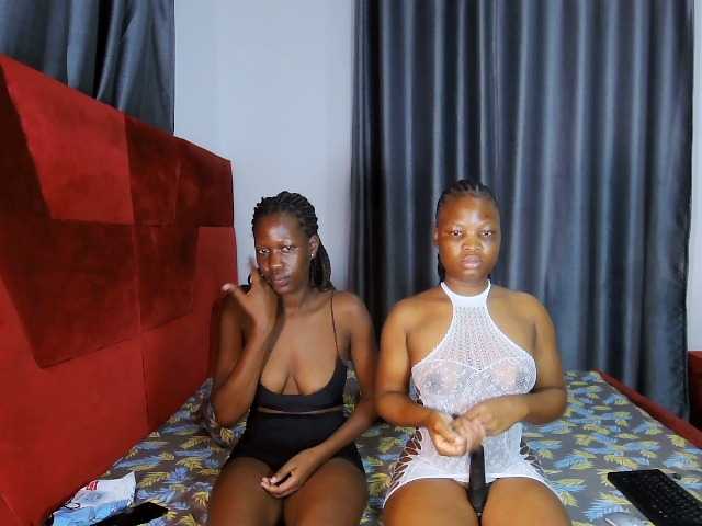 Queenbees live cam on BongaCams