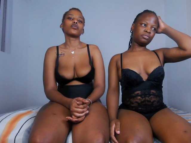 Queenbees live cam on BongaCams