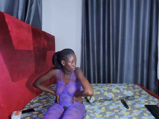 Queenbees live cam on BongaCams