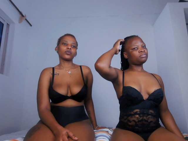 Queenbees live cam on BongaCams