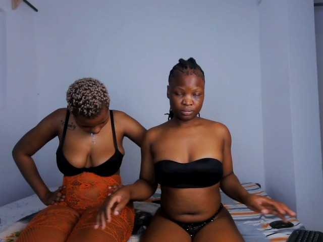 Queenbees live cam on BongaCams