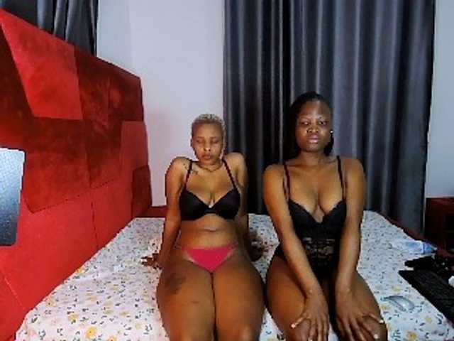 Queenbees live cam on BongaCams