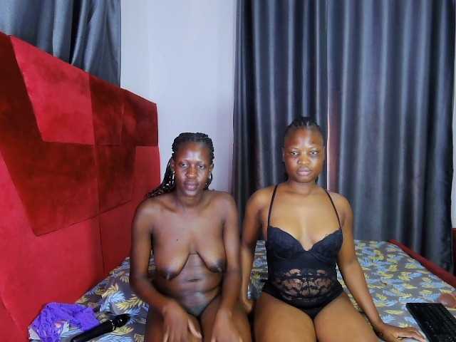 Queenbees live cam on BongaCams