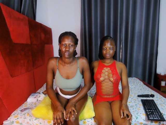 Queenbees live cam on BongaCams