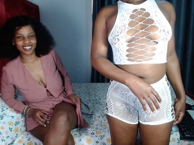Queenbees live cam on BongaCams