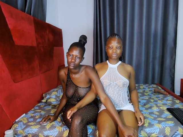 Queenbees live cam on BongaCams