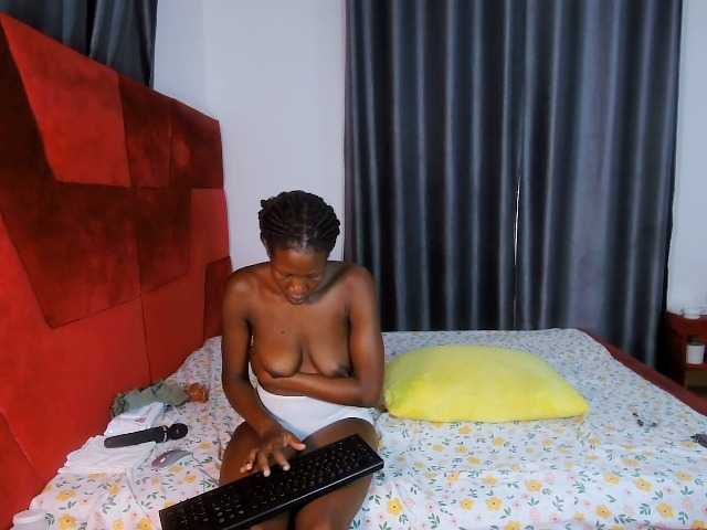Queenbees live cam on BongaCams