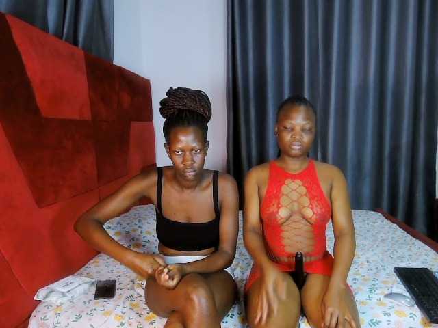 Queenbees live cam on BongaCams