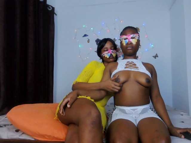 Queenbees live cam on BongaCams