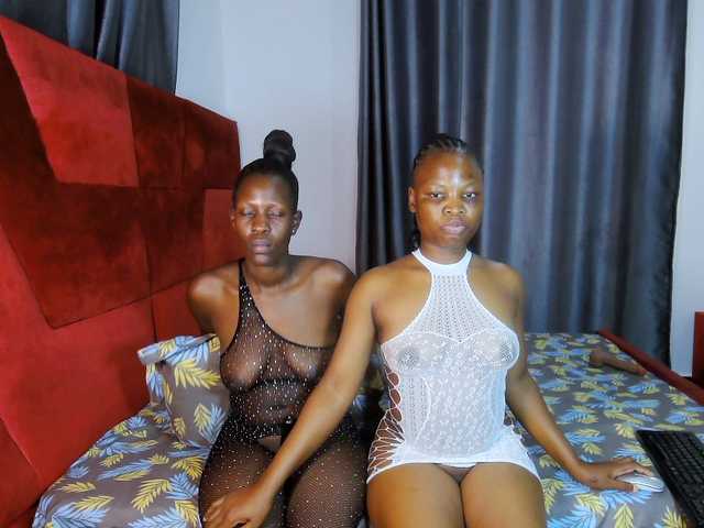 Queenbees live cam on BongaCams