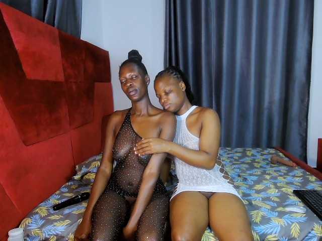 Queenbees live cam on BongaCams