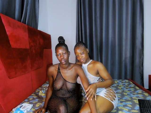 Queenbees live cam on BongaCams
