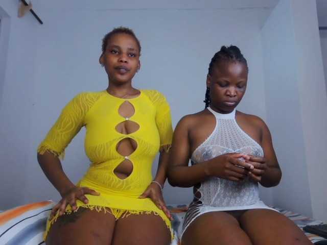 Queenbees live cam on BongaCams