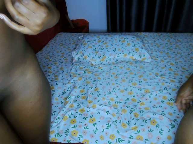 Queenbees live cam on BongaCams