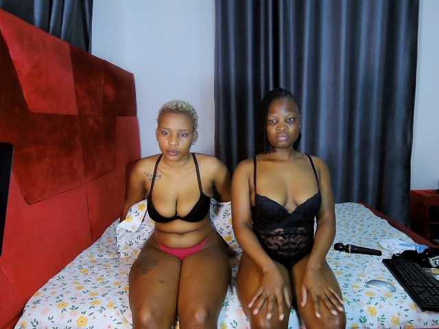 Queenbees live cam on BongaCams
