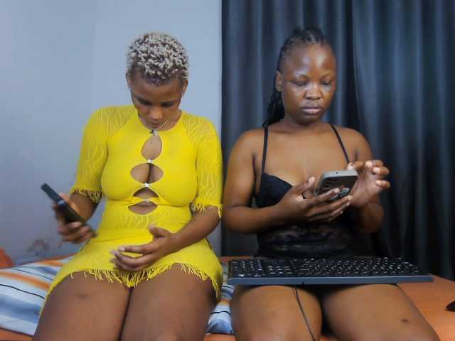 Queenbees live cam on BongaCams