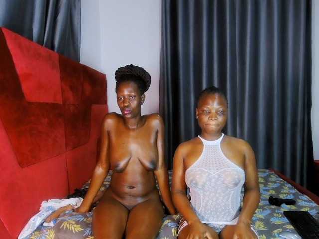 Queenbees live cam on BongaCams