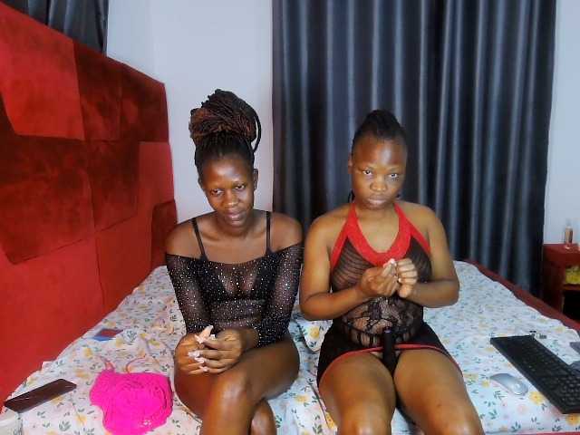 Queenbees live cam on BongaCams